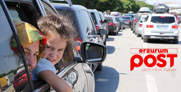 Akın akın dönüyorlar...  Kuyruk 6  kilometreye ulaştı